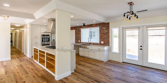 Building Photo - Charming Single Family Home in Vista! 3 beds, 2 baths- additional bonus room with kitchen and pri...