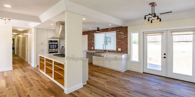 Building Photo - Single Family Home!! 3 beds, 2 baths- additional bonus room with kitchen and private entrance.