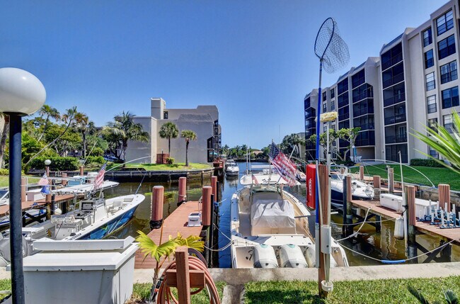 Building Photo - 17 Royal Palm Way