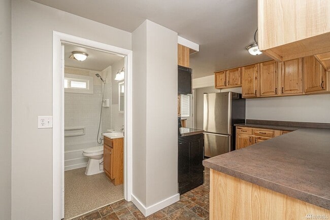 Building Photo - Updated Home W/ Detached Garage