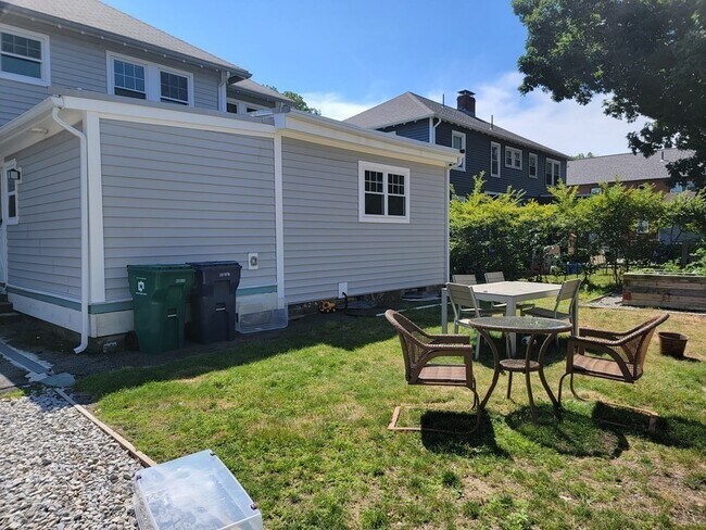 Building Photo - 27 Noble St