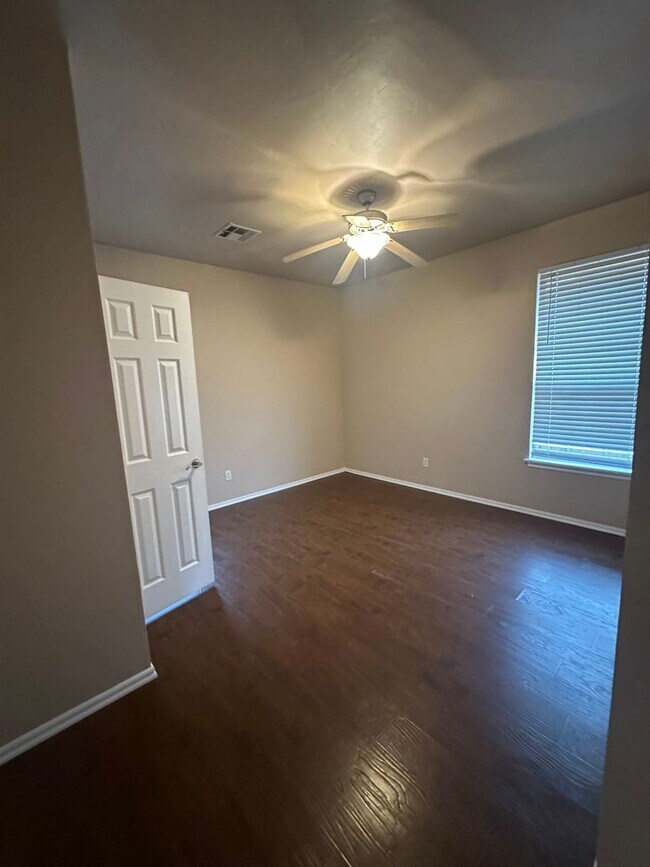 Building Photo - 2504 Thomas Dr