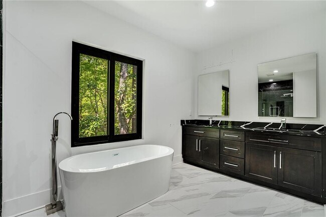 Building Photo - 5285 Mt Vernon Pkwy NW