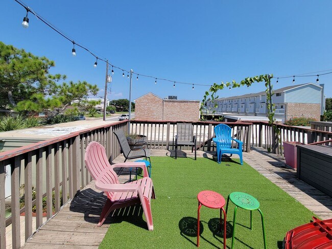 Building Photo - Two bedrooms two 1/2 bath townhome on Galv...