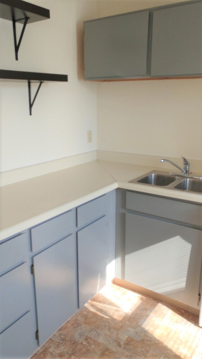 Building Photo - 415 D St