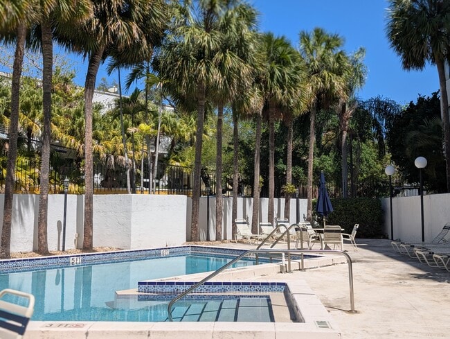 Building Photo - 2715 Tigertail Ave