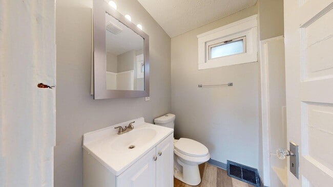 Building Photo - Lorain/W.73 neighborhood, updated 3 bed/1 bath single family house.