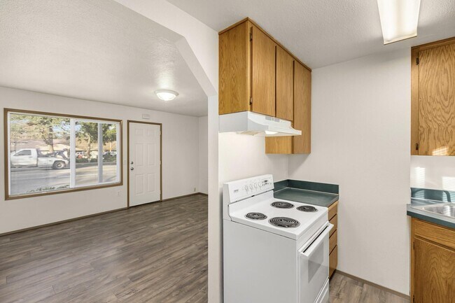 Building Photo - Spacious 2bedroom 1 bath in well maintained 4 Plex!