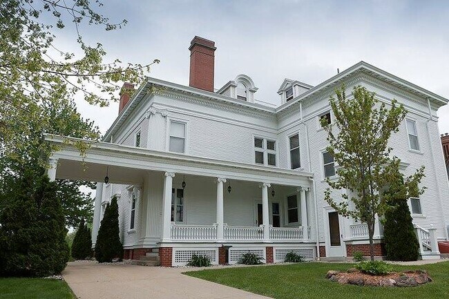 Building Photo - 820 1st St N