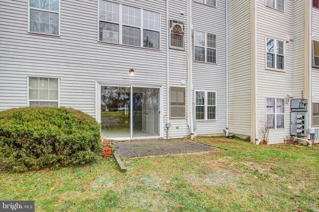 Building Photo - 6 Normandy Square Ct