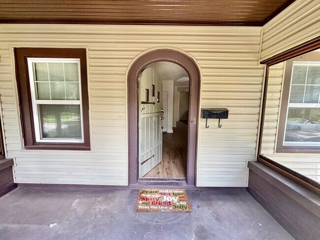 Building Photo - 3 Bed 1 Bath house in Shawnee - Central Air, Large Yard, Pets OKAY!