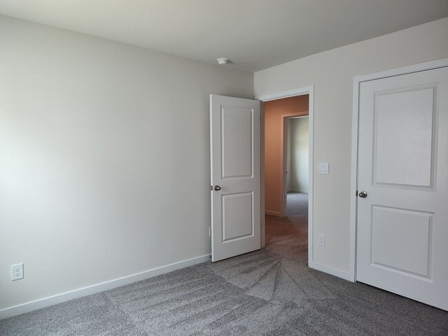Building Photo - Beautiful home located in the Hamilton Woo...