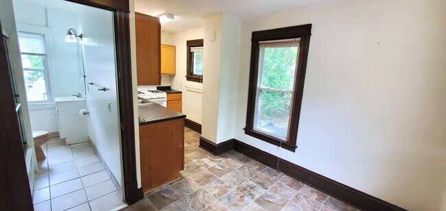 Building Photo - Great 2 Bedroom Unit in Northeast! -- Heat...