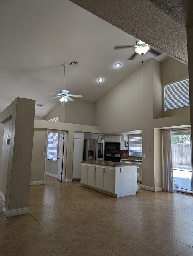 Building Photo - Beautiful 4/3 House for Rent. Amenities Ga...