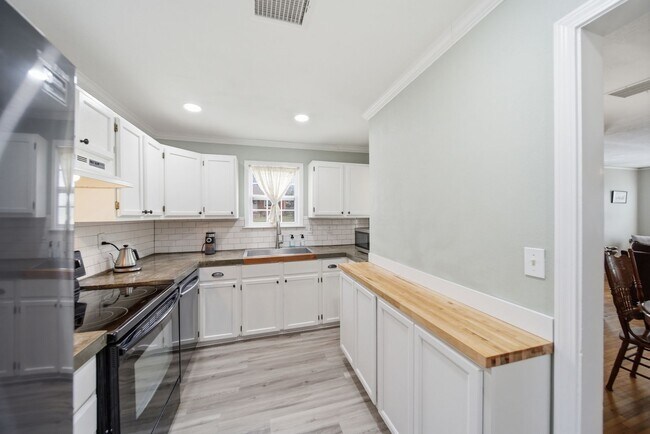 Building Photo - Charming Midtown bungalow just minutes from downtown!