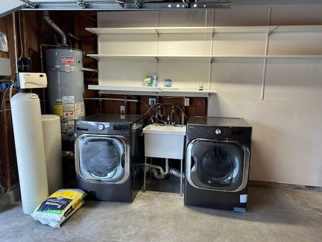 Building Photo - Well-Maintained Home with Great Outdoor Space