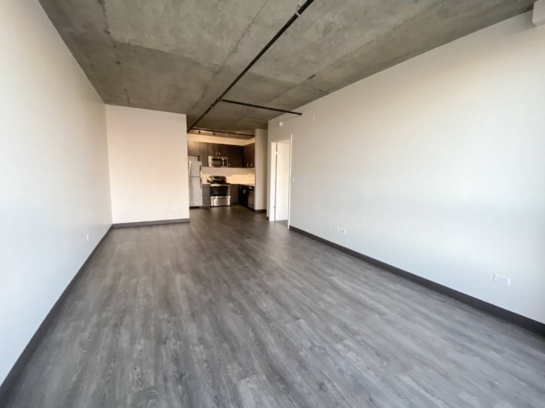 Building Photo - 3198 N Clark St