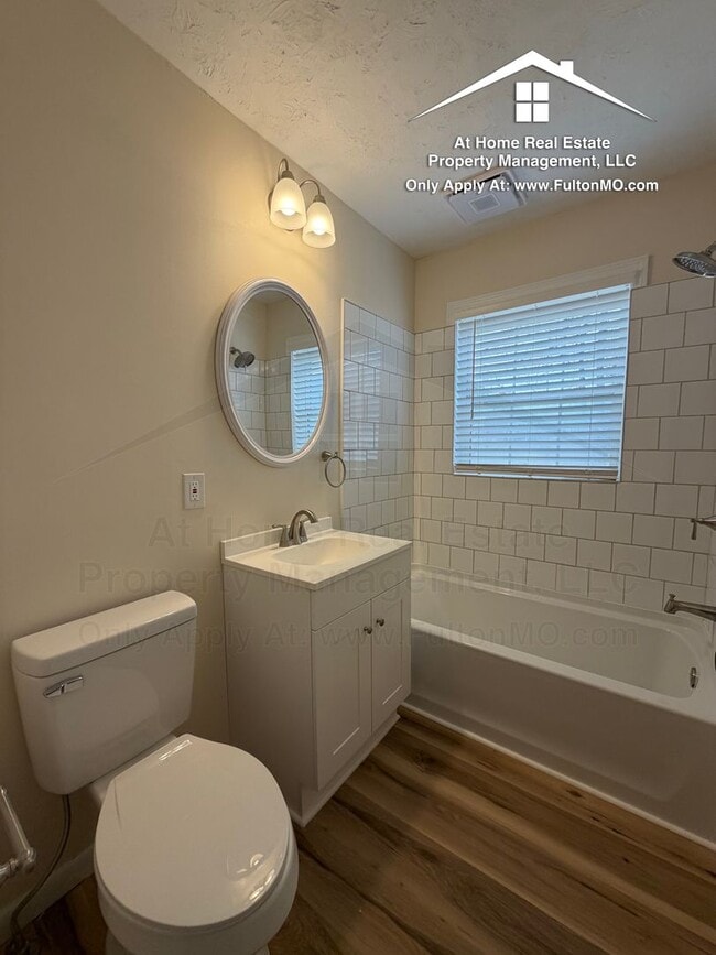 Building Photo - 703 W 7th St