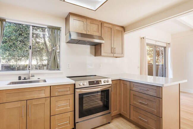 Building Photo - Remodeled 2 Story 3 Bed 1.5 Bath Townhome in Mountain View