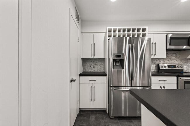 Building Photo - 5524 Beverly Hill St