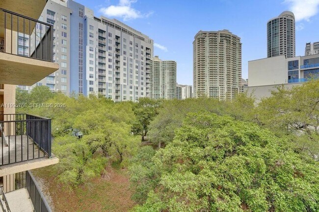 Building Photo - 520 SE 5 Ave