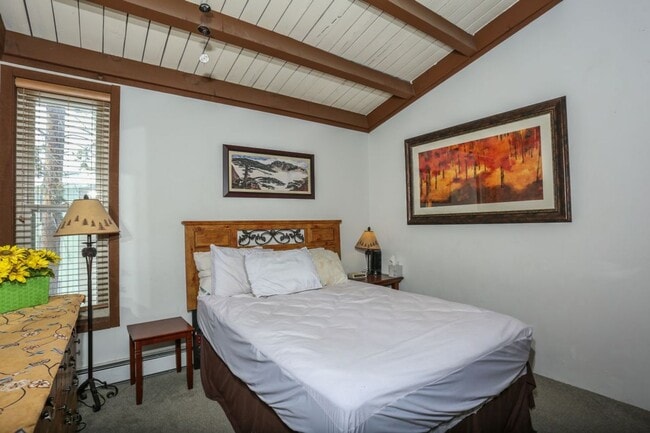 Building Photo - 2 Bedroom in Wildernest!  Summer lease!