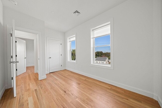 Building Photo - 417 Commercial St