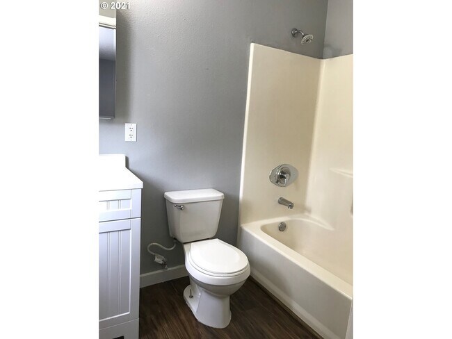 Building Photo - 6867 N Fessenden St