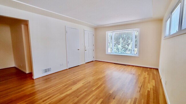 Building Photo - Great One Bedroom Unit Located In Multnoma...