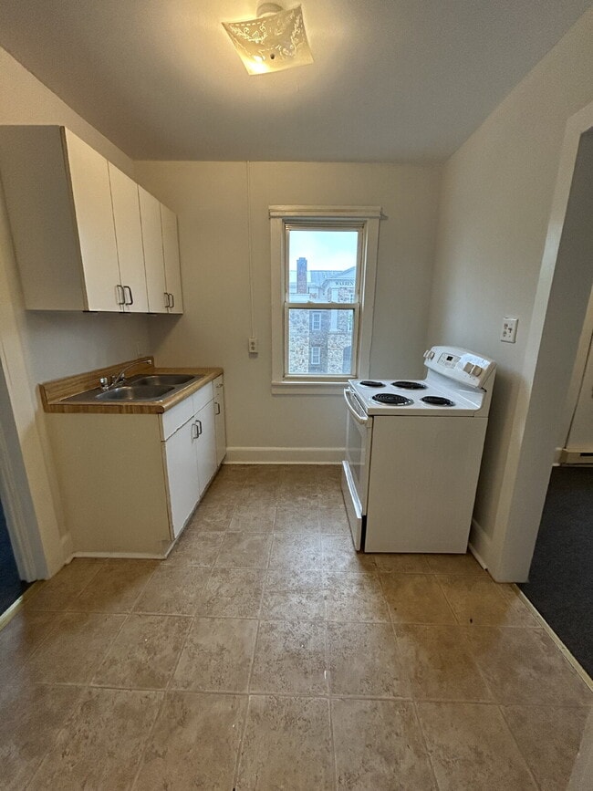 Building Photo - Move In Special- Move in 6/20and get 1/2 off first months rent! 1 Bedroom 1 Bathroom Apartment in...