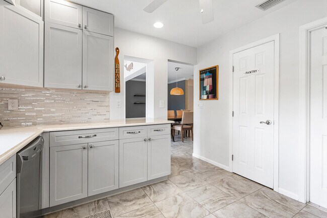 Building Photo - 9815 Pecan Tree Dr