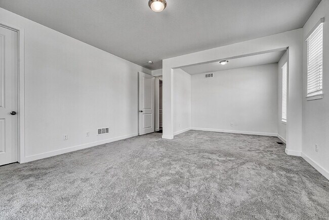 Building Photo - $4,450.00, 5 bed, 4.5-bath located in Broo...