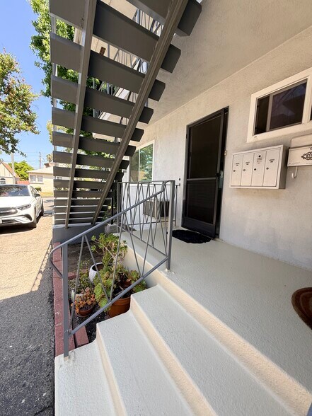 Building Photo - 446 E Cypress Ave