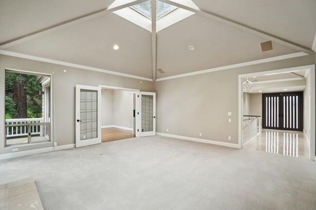 Building Photo - 651 Manresa Ln