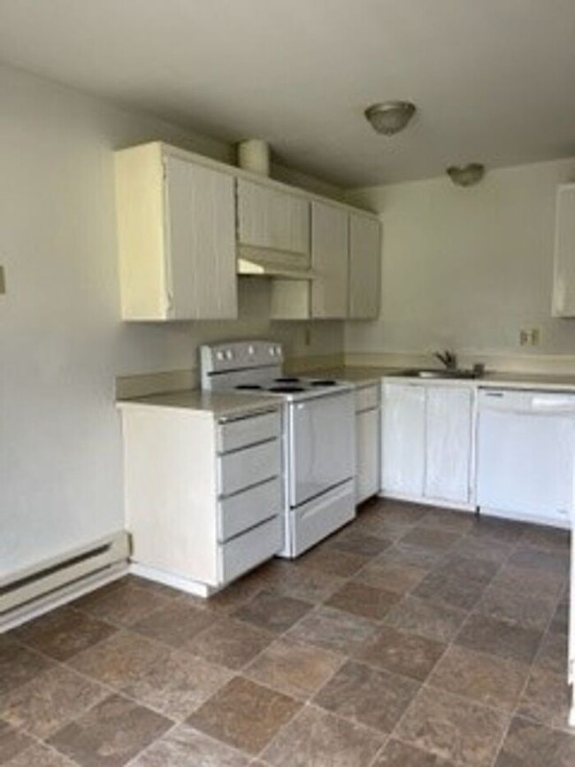 Building Photo - Cute & Spacious 2 Bedroom 1 Bath 4 Plex in...