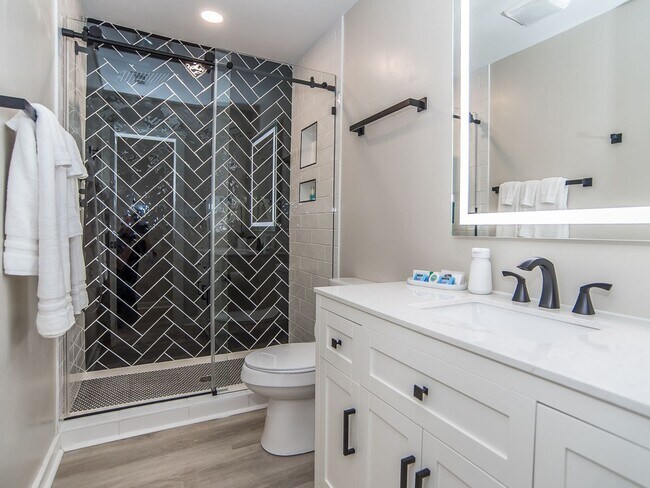 Building Photo - Luxurious 2BD, 1.5BA Raleigh Unit (B) in a Prime Location Near NC State University