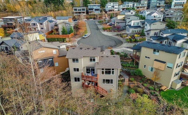 Building Photo - Beautiful Custom 4-bedroom 2.5 bath home. Barkley Neighborhood!