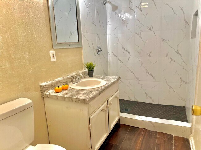 Building Photo - 1300 Hillside Rd