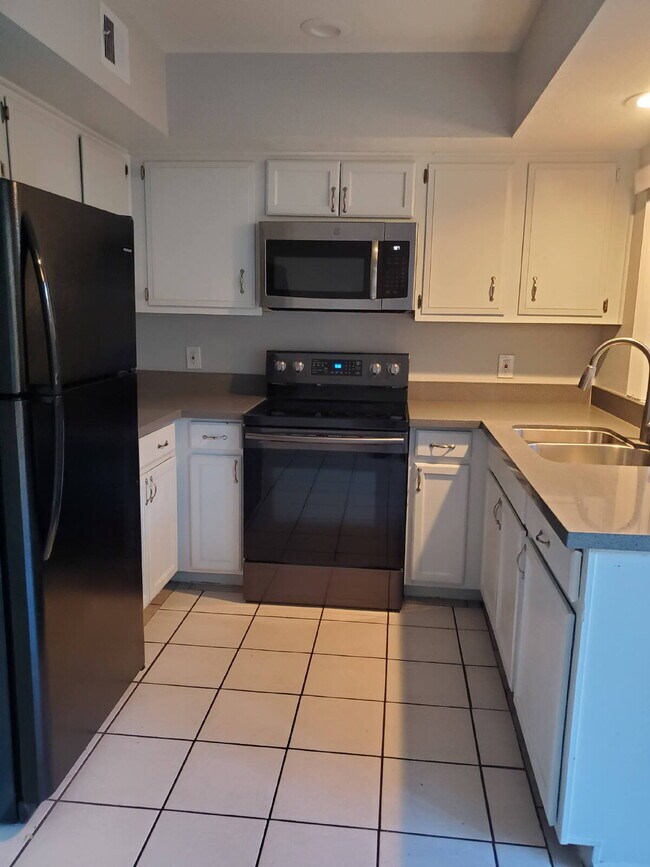 Building Photo - Stylish 2 Bed, 2 Bath Townhome in Great Lo...