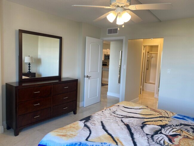 Building Photo - 13 Royal Palm Way