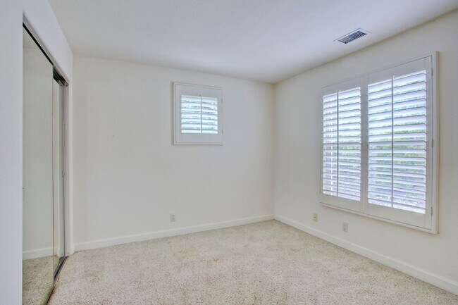 Building Photo - Bright & Airy 3bd/2bth End Unit Condo in F...