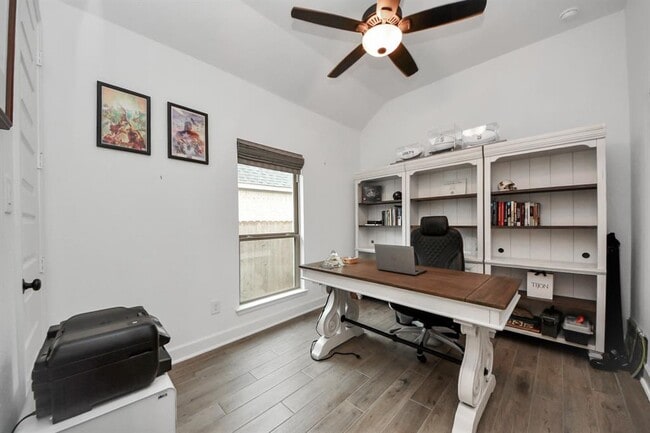 Building Photo - 210 W Netleaf Ct