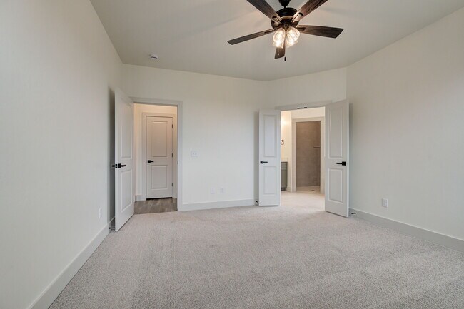 Building Photo - 2116 Josslyn Pl