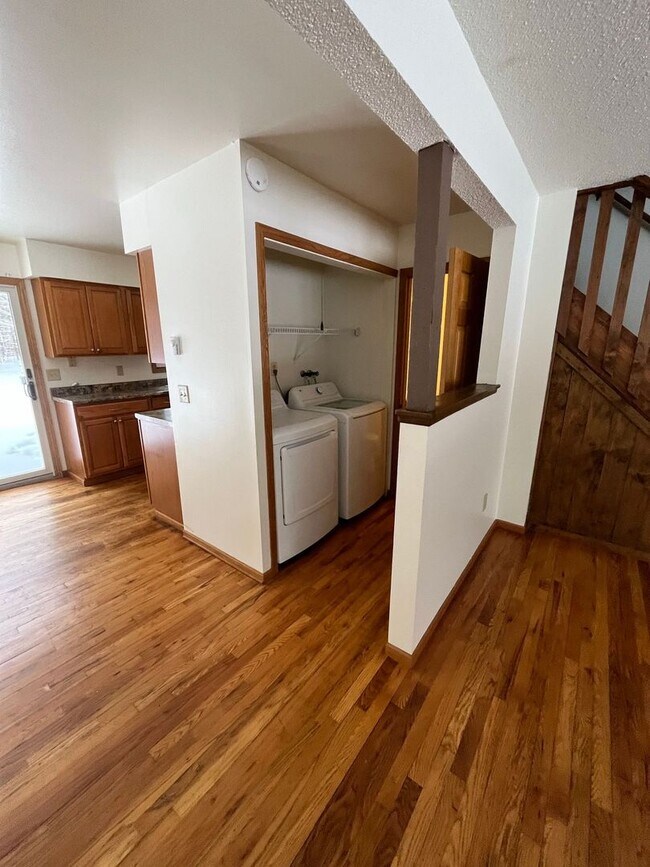 Building Photo - 877 Loon Lake Rd