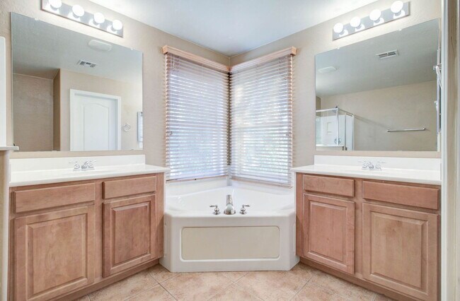 Building Photo - 15882 N 172nd Ln