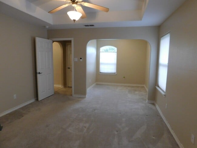 Building Photo - 3201 Nacogdoches Dr