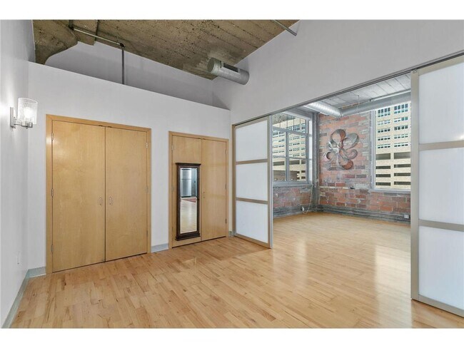 Building Photo - 521 S 7th St