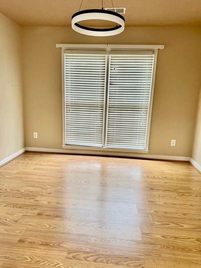 Building Photo - 3004 Southhampton Dr