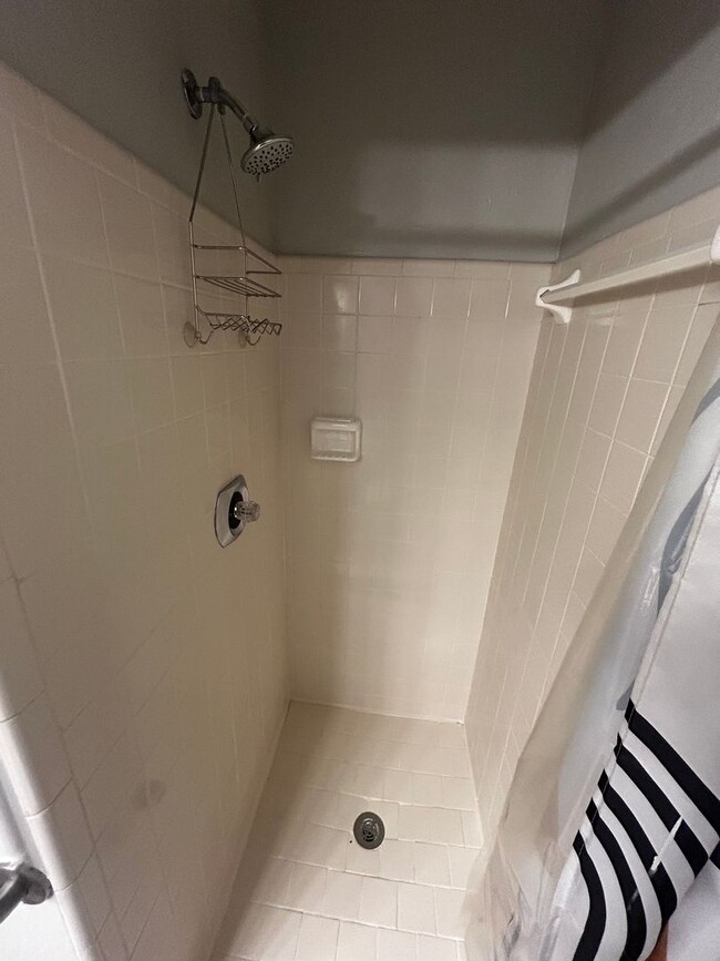Building Photo - Gorgeous Freshly Remodeled 2 Bedroom 2 Bat...