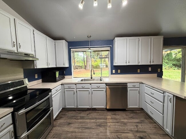 Building Photo - Spacious living with city access 3 bed 2 bath rambler!